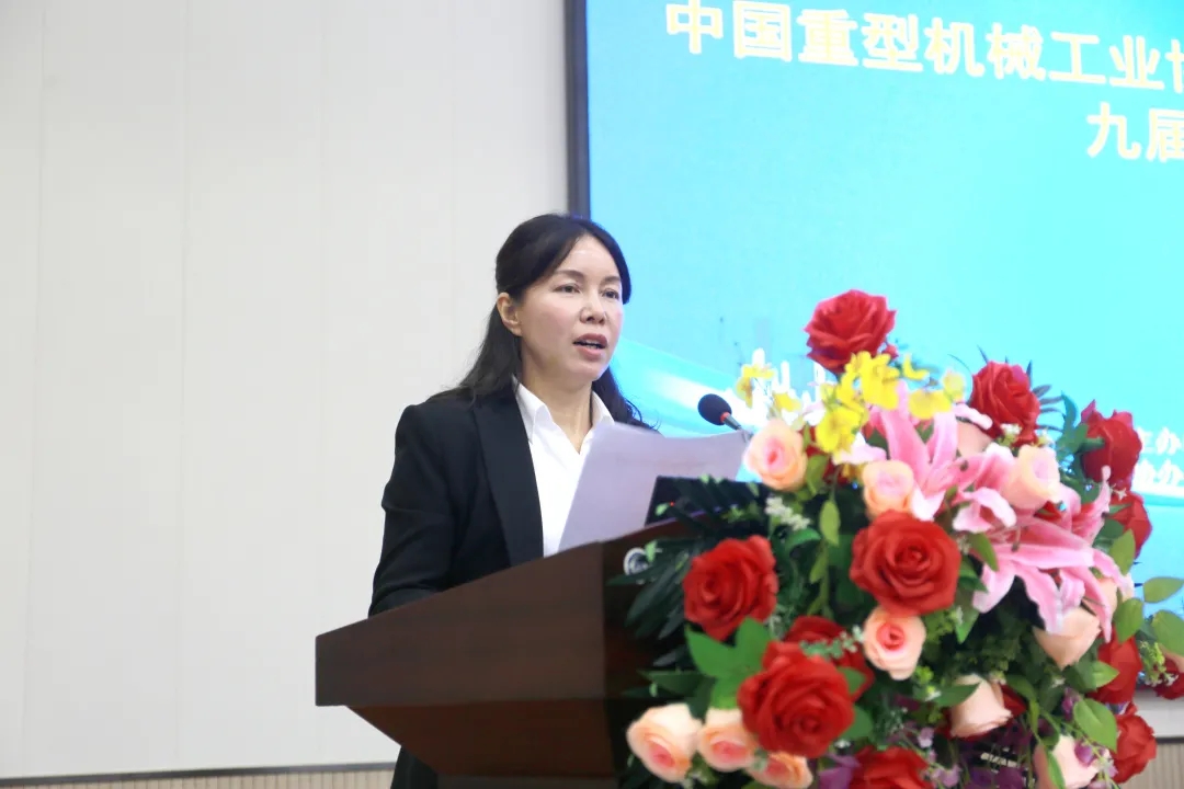 苗紅宣讀《關(guān)于表彰2019年度優(yōu)秀橋、門式起重機(jī)生產(chǎn)企業(yè)的決定》